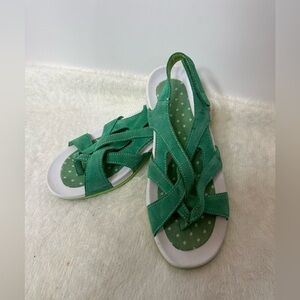 Vibrant Green Flat Sandals with Woven Straps 🌴☀️